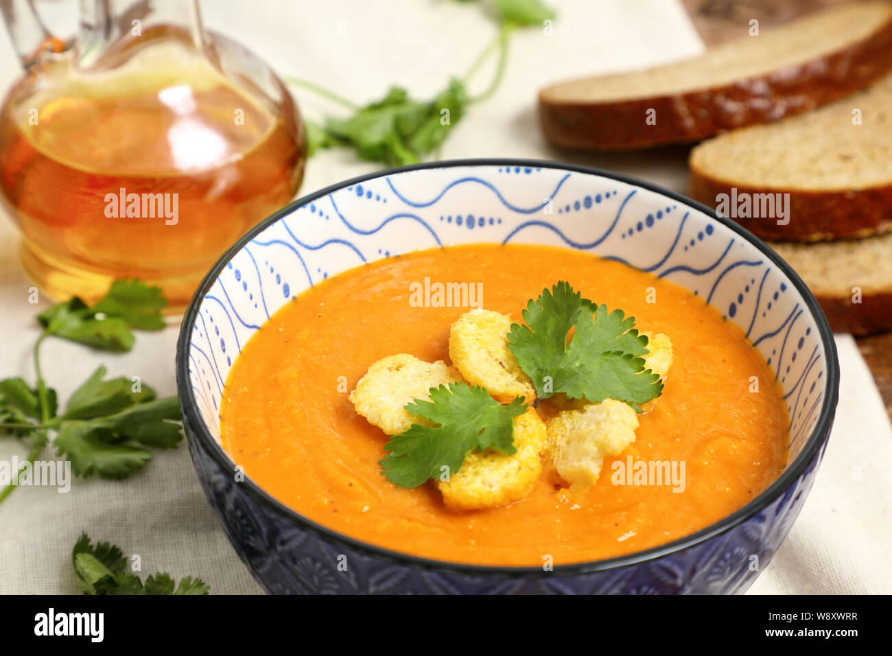 Reich an pflanzlichen Proteinen Linsensuppe Püree mit Croutons. Bis zu schließen. Stockfoto