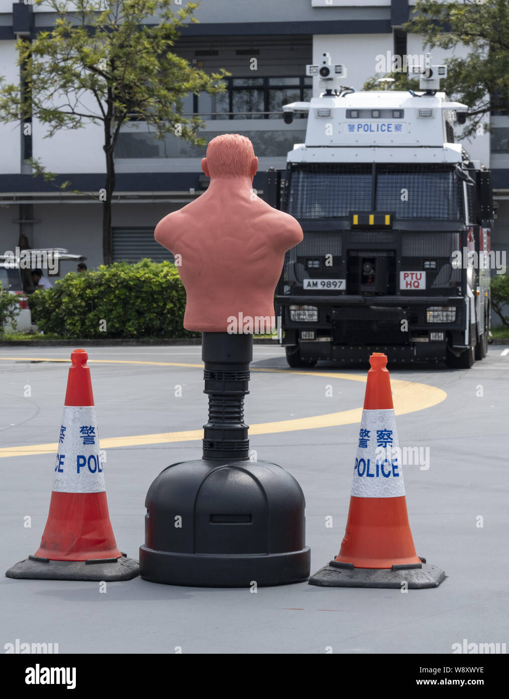 Hong Kong, Hong Kong SAR, China. 24. Juli, 2019. Die Hong Kong Polizei Abteilung für die Mitglieder des Gesetzgebenden Rates über die Sicherheit bei der Polizei taktische Einheit (PTU). Der Hong Kong Police Department ist die Vorbereitung der Fahrzeuge auf die Proteste in der Stadt zu beobachten, eine Demonstration der fachkundigen Führung von Menschenmengen Fahrzeuge (wasserwerfer). Credit: Jayne Russell/ZUMA Draht/Alamy leben Nachrichten Stockfoto