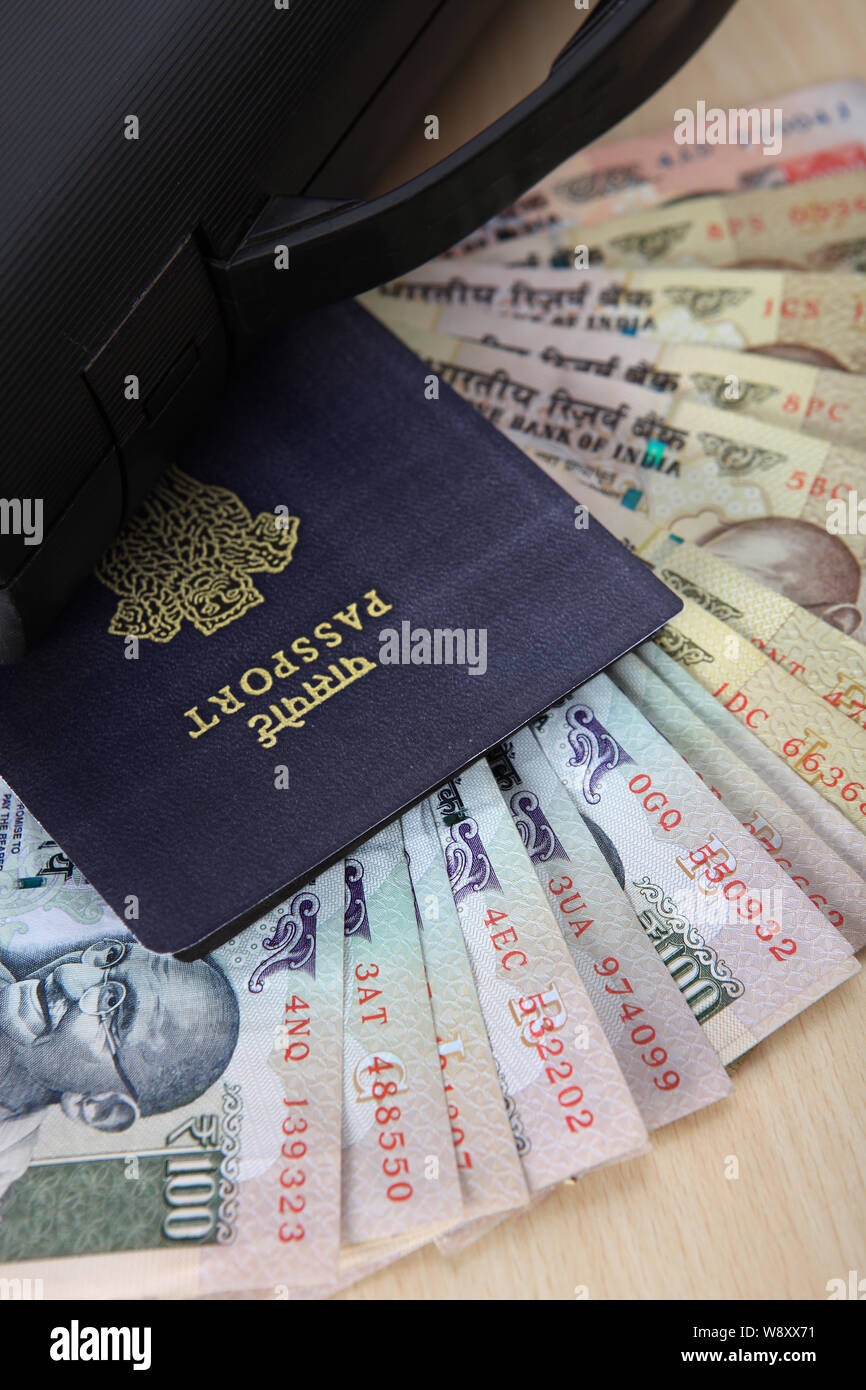 Reisepass mit indischen Banknoten Stockfoto