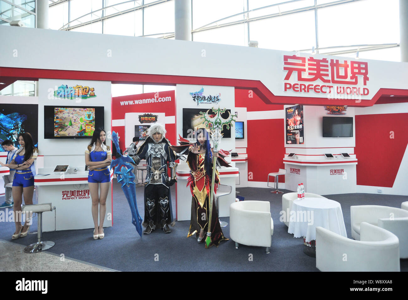 ------ Animateure in Cosplay Kostüme und Modelle gekleidet Stellen auf dem Stand der online game Operator perfekte Welt während der 2014 Global Mobile Inte Stockfoto