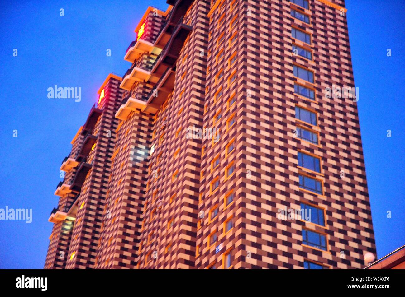 Blick auf ein hohes Gebäude mit einem überprüft Außendesign in der Stadt Shenyang, Provinz Liaoning im Nordosten Chinas, 10. April 2014. Zwei hoch - Stockfoto