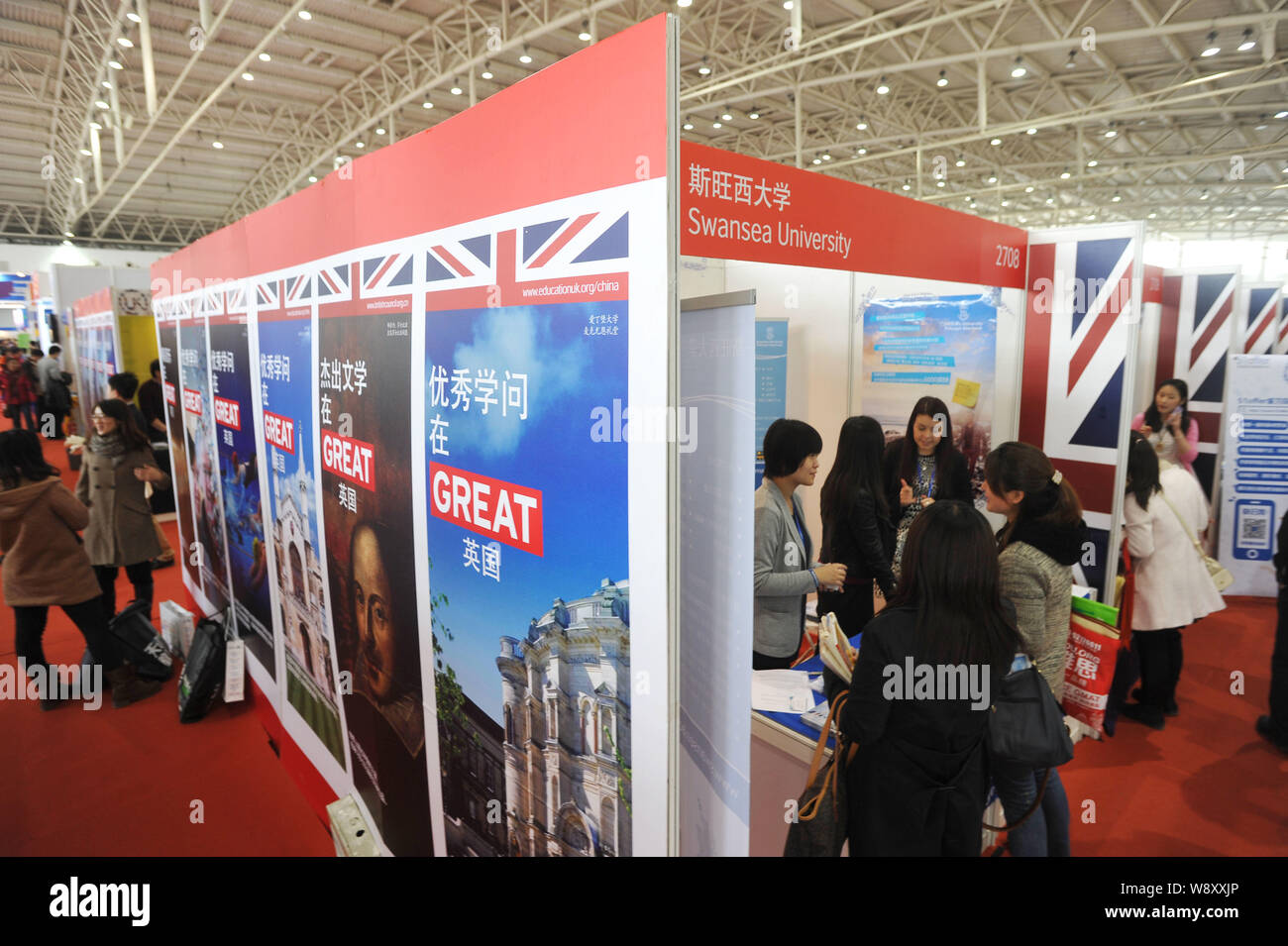 ---- Besucher sprechen mit Ausbildung Berater am Stand der Universität Swansea im Ausstellungsbereich für Großbritannien während der China International Educa Stockfoto