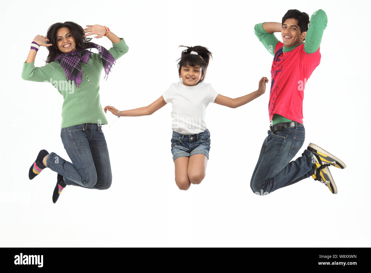 Familie springt in die Luft Stockfoto