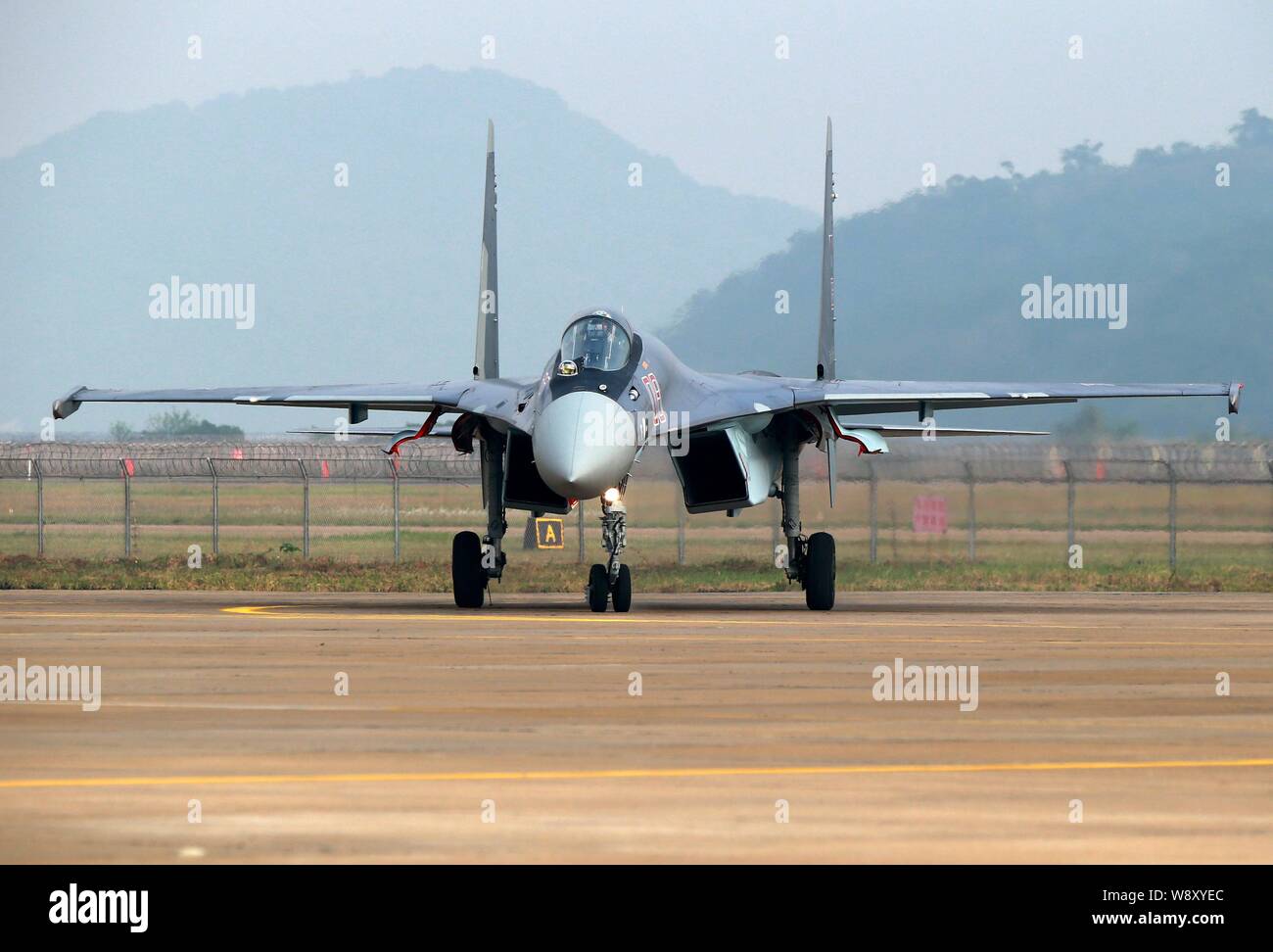 Eine russische Suchoi Su-35 Fighter jet Taxis nach einer Demonstration Flug  vor der 10. Internationale Luft- und Raumfahrt Ausstellung, auch kn  Stockfotografie - Alamy