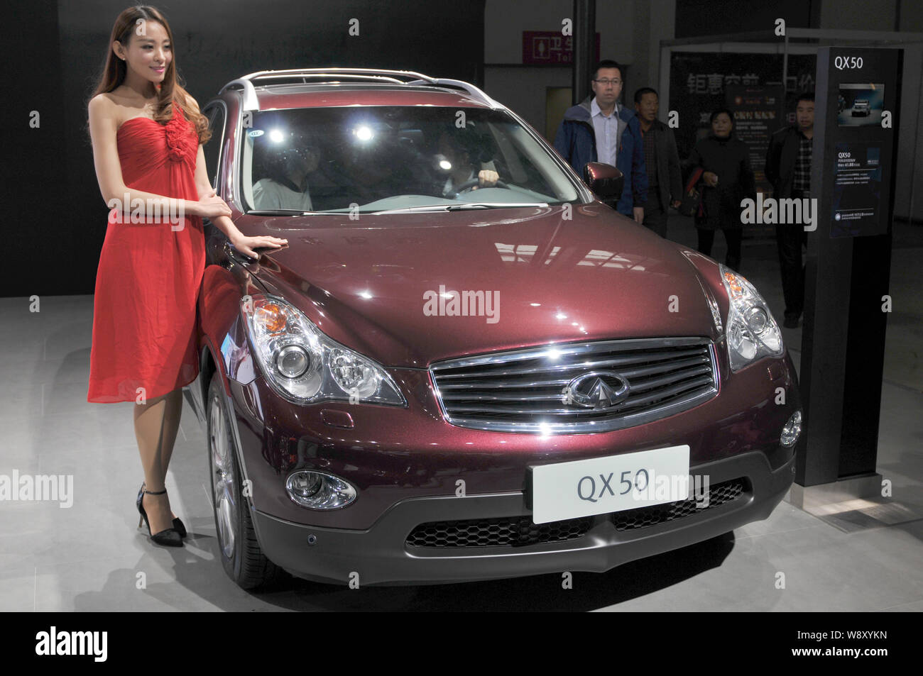 ---- Ein Modell wirft mit einer Infiniti QX 50 während ein Automobil Ausstellung in Shenyang, Provinz Liaoning im Nordosten Chinas, 27. Oktober 2014. Ich Stockfoto