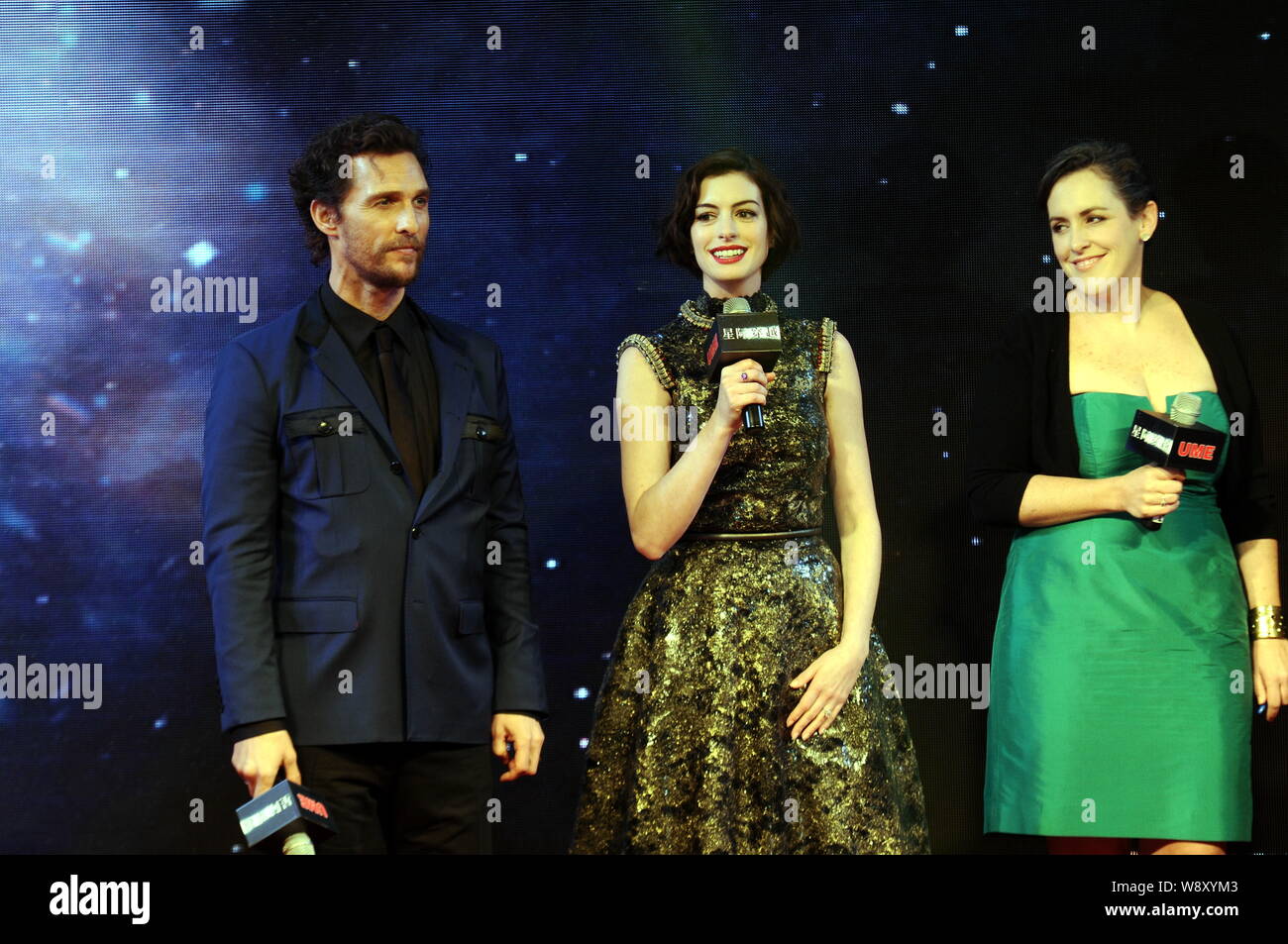 (Von links) amerikanische Schauspieler Matthew McConaughey, US-amerikanische Schauspielerin Anne Hathaway und britische Filmproduzent Emma Thommas Besuchen die Premiere ihres neuen Stockfoto