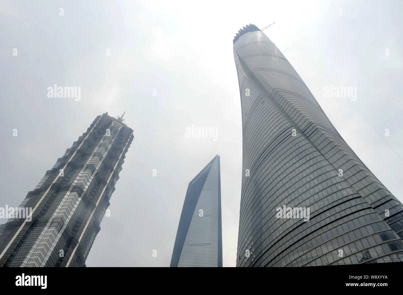 Die Shanghai Tower, rechts, die überstiegen hat, ist im Bau neben dem Shanghai World Financial Center, Mitte und Jinmao Tower in der luj Stockfoto