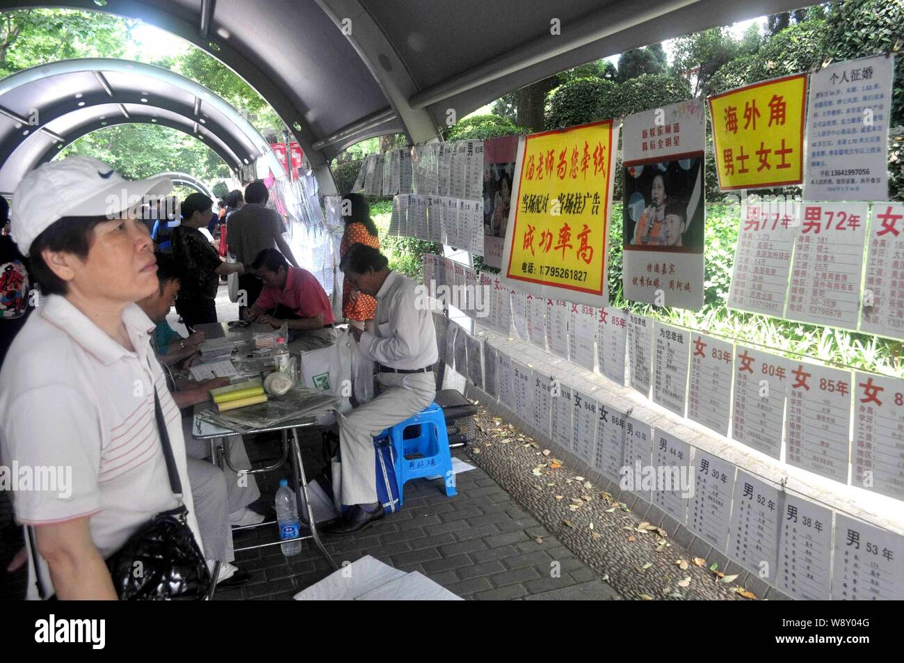 ---- Eltern an Stücke von Kontaktinformationen an der Partnersuche Ecke in der Peoples Park in Shanghai, China, 31. Mai 2014. Am Wochenende n Stockfoto