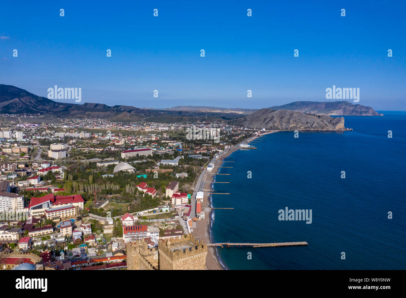 Blick aus grosser Höhe des Ortes von Sudak am Schwarzen Meer, Krim. Antenne drone Ansicht Stockfoto