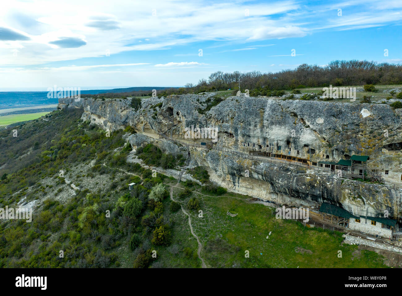 Höhle von Stadt und Kloster Chelter-Marmara, in der Nähe der Stadt Bachtschyssaraj, Krim. Antenne drone Schuß Stockfoto