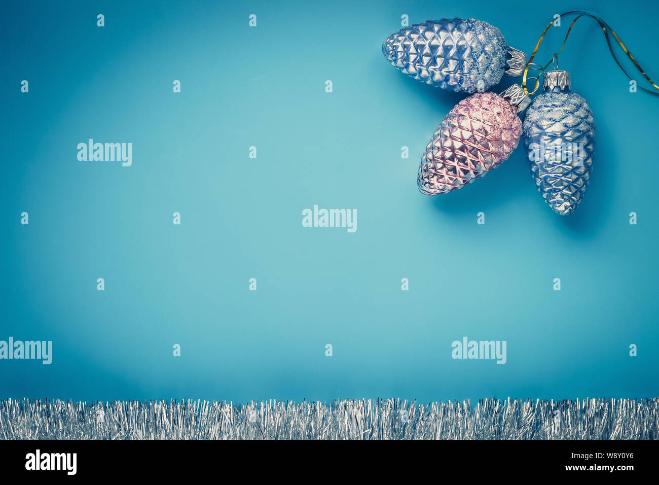 Weihnachten Hintergrund mit Kugeln und Silber Girlande. Frohes neues Jahr Grußkarte für Dekoration Design. Text Raum. Mockup. Blaue Vorlage. Winter deco Stockfoto