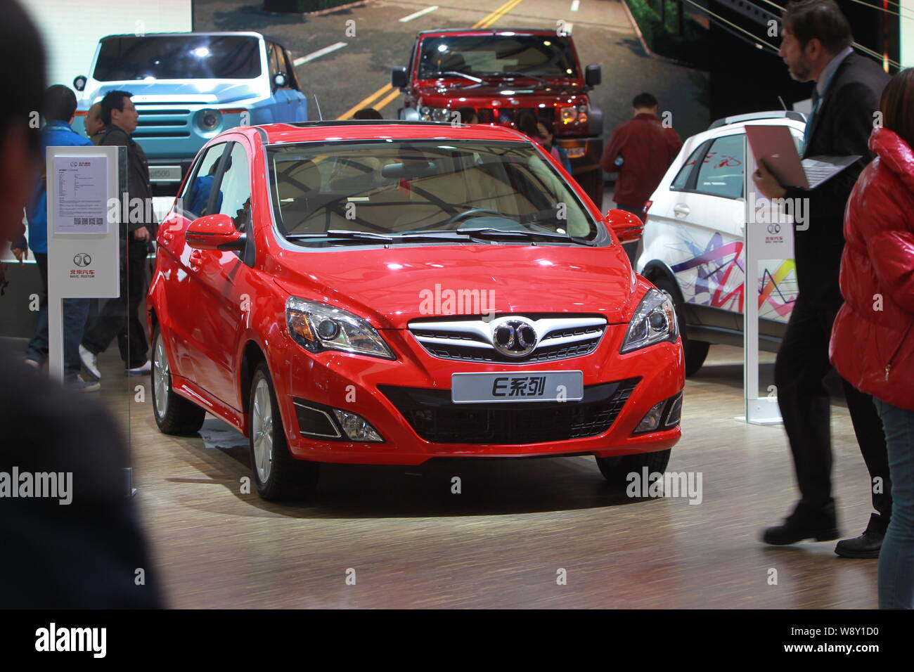 ---- Besucher Blick auf eine BAIC E-Serie Auto am Stand von baic (Beijing Automotive Industry Holding Co., Ltd.) Während des 15 Shanghai Inter Stockfoto