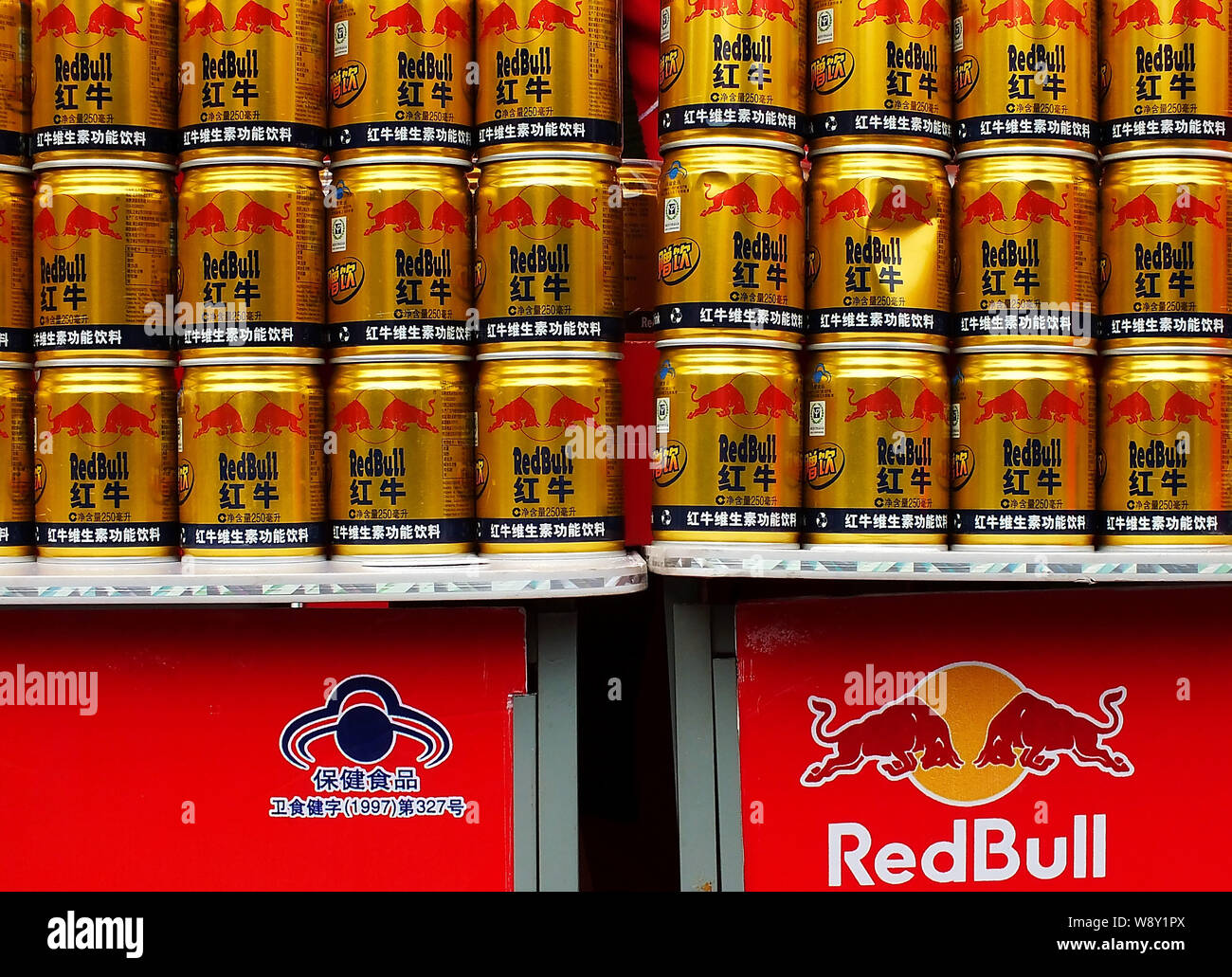 ------ Dosen Red Bull Energy Drink sind für den Verkauf in einem Supermarkt in der Stadt Yichang, Provinz Hubei, China 17. April 2014. Vita Coco, die b Stockfoto