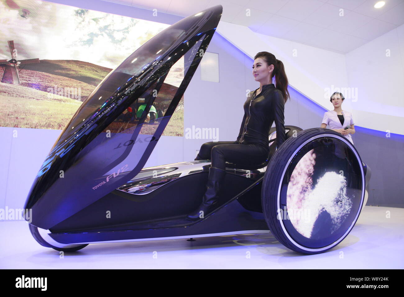 ---- Ein Modell stellt ein neues Konzept FV2 von Toyota während des 13 Beijing International Automotive Exhibition, die auch als Auto China 2014 bekannt werden. Stockfoto