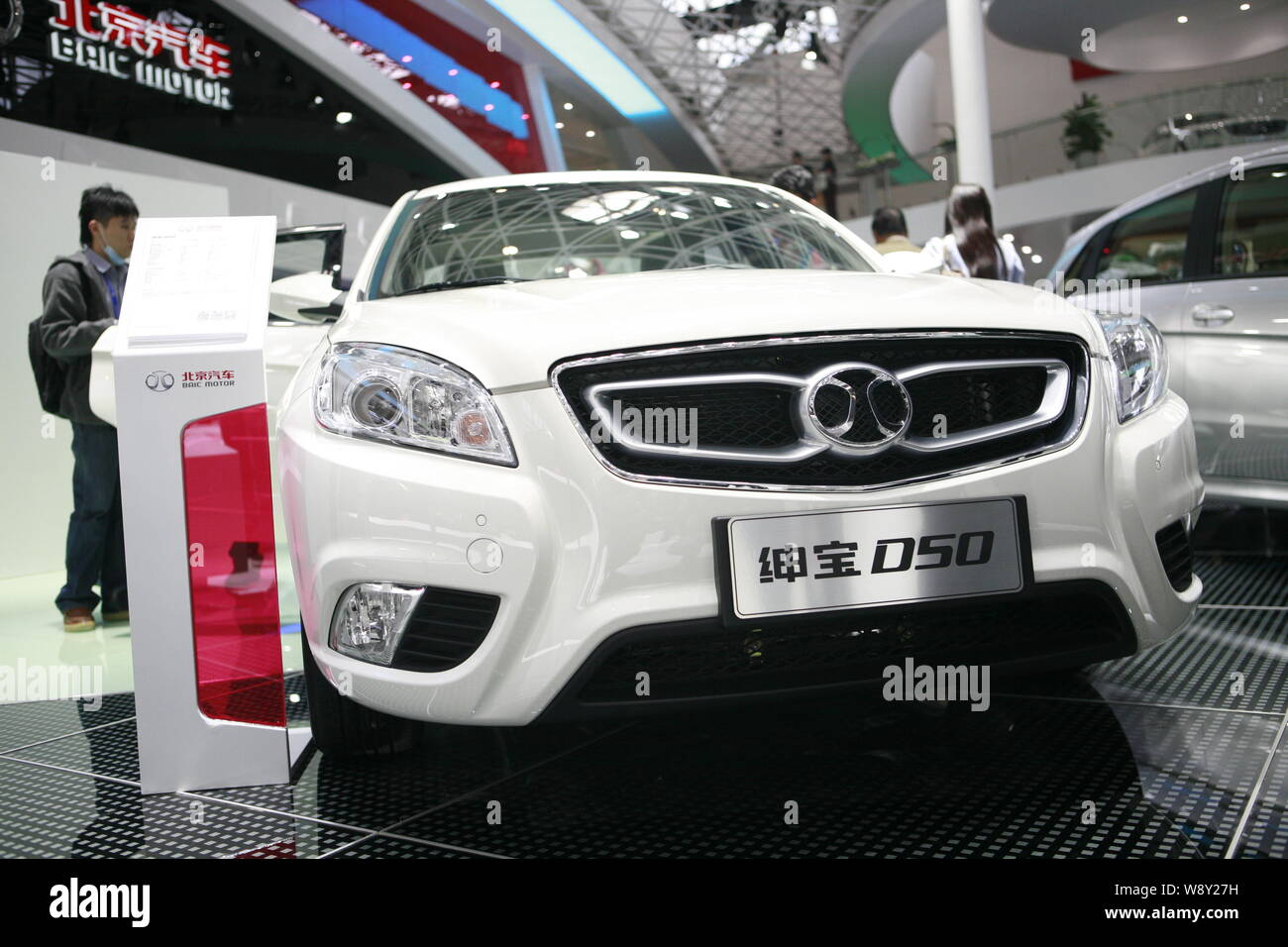 ---- Besucher Blick an einem SHENBAO D 50 von baic (Beijing Automotive Industry Holding Co.) Während der 13. Internationalen Automobil- Ausstellung in Peking Stockfoto