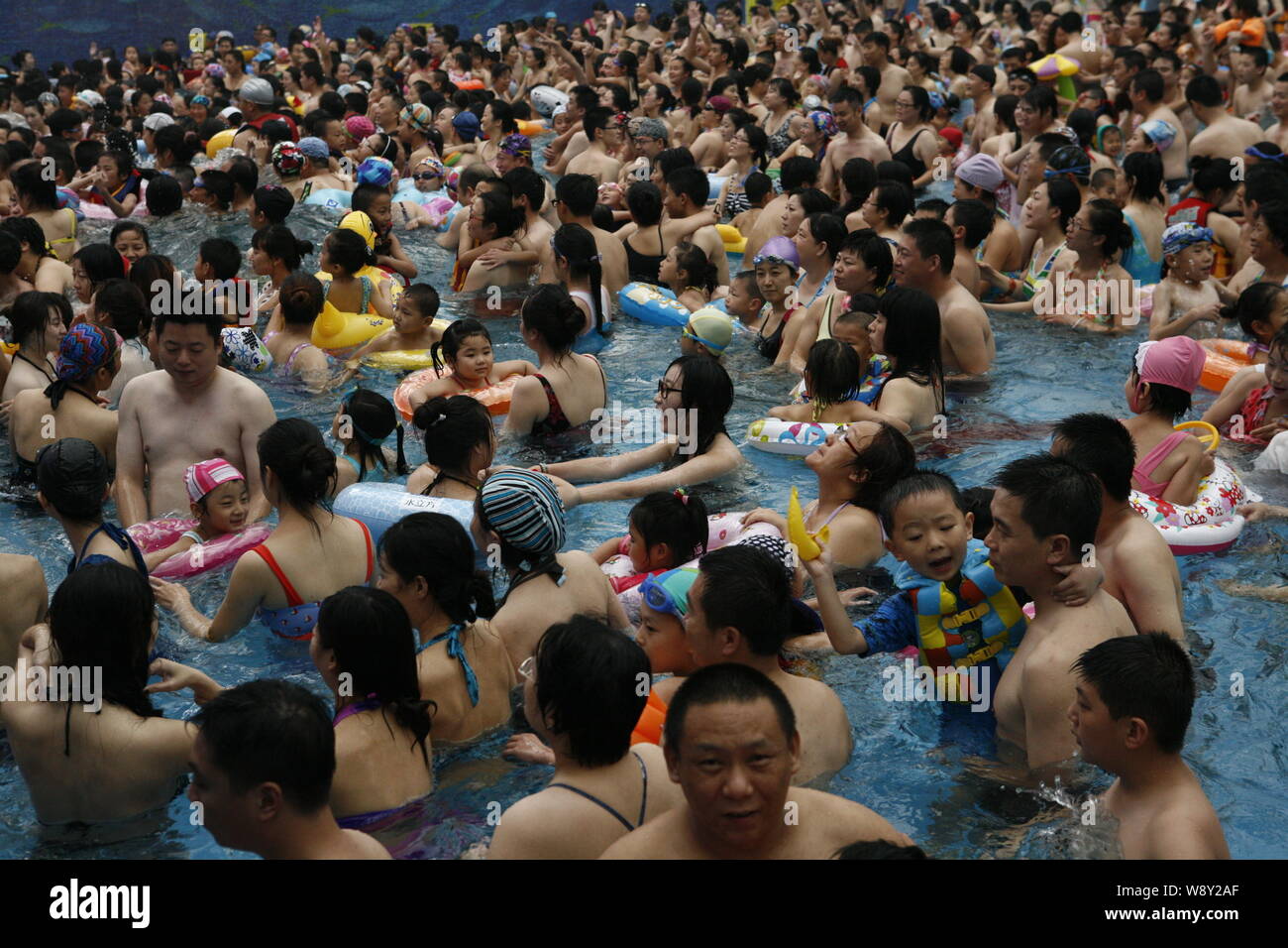 ---- Urlauber Gast ein Schwimmbad in einer Indoor Water Park am National Aquatics Center zu kühlen, auch als Water Cube, Namen bekannt Stockfoto