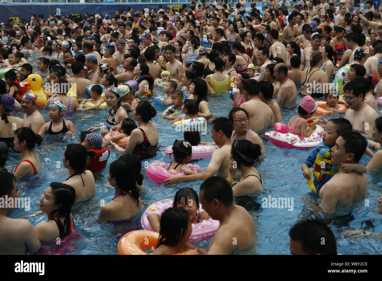 ---- Urlauber Gast ein Schwimmbad in einer Indoor Water Park am National Aquatics Center zu kühlen, auch als Water Cube, Namen bekannt Stockfoto