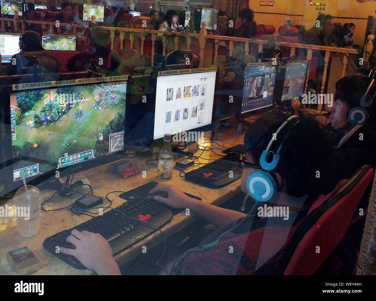 ------ Jungen netzbürger Online-Spiele spielen oder suchen Online Shops in einem Internet Cafe in Kunshan City, Central China Provinz Hubei, 15. Januar 2013. Stockfoto