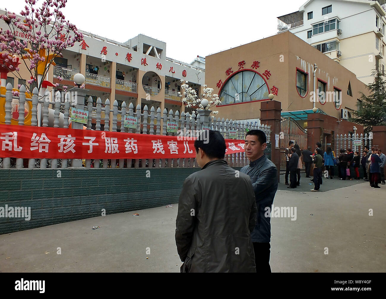 Chinesische Eltern versammelt sich vor der Xingang Kindergarten eine Erklärung über RSS Feed von antiviralen Medikamenten an ihre Kinder in Kunshan City zu verlangen, Stockfoto