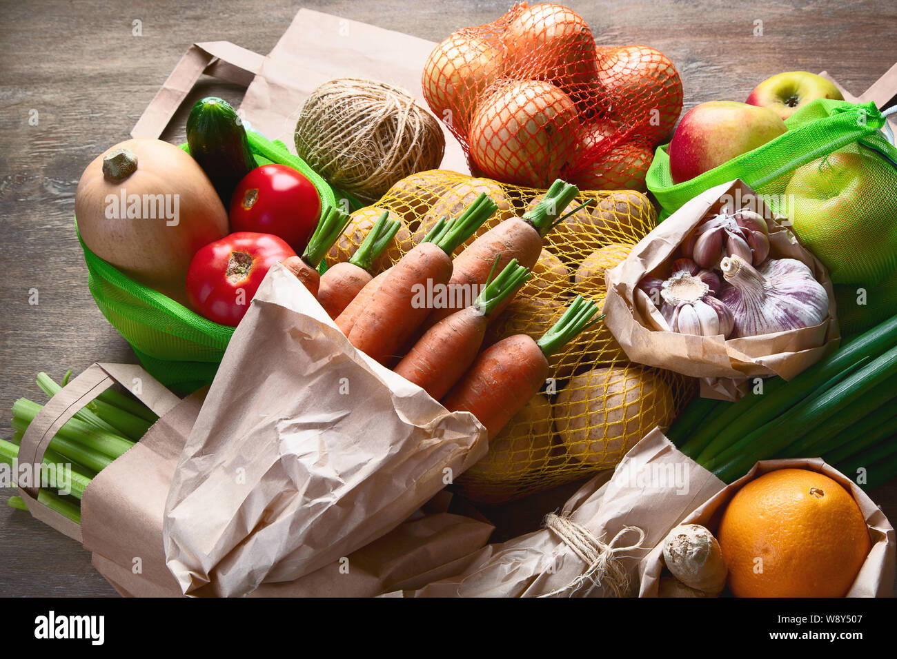 Rohes Gemüse im eco Beutel. Null Abfall Konzept. Kunststoff Shopping und Wiederverwendung Stockfoto