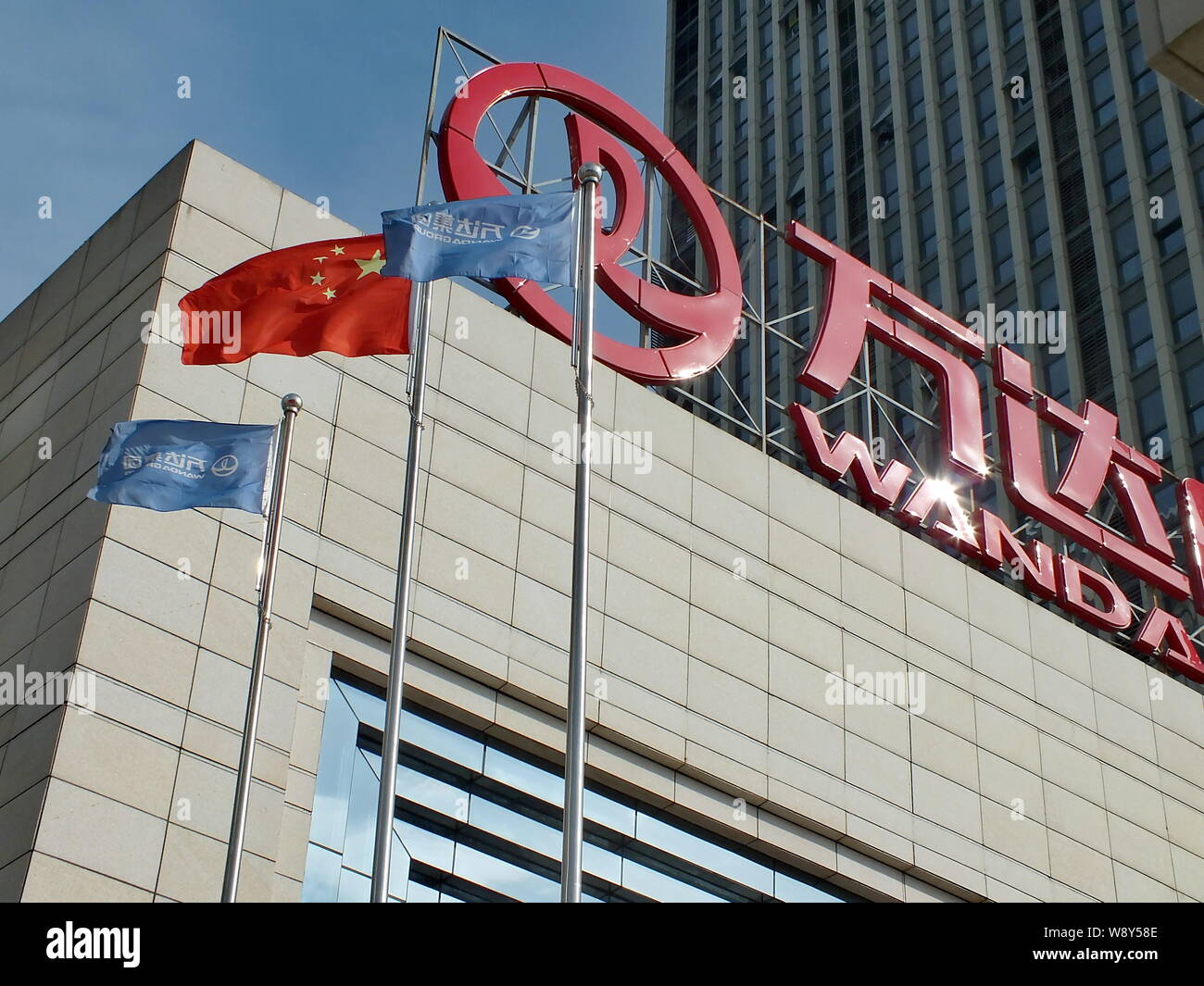 Fahnen flattern an einem Wanda Plaza Shopping Center in Kunshan City, Central China Provinz Hubei, 16. Dezember 2014. Der Milliardär hinter Shopping ma Stockfoto