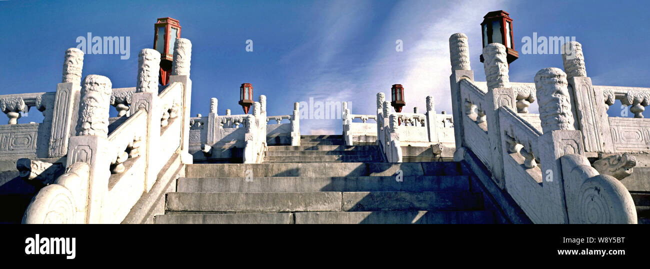 Blick auf Huanqiu Tan, die Runden Hügel Altar im Tempel des Himmels, auch als Tiantan, in Peking, China, April 2001 bekannt. Stockfoto