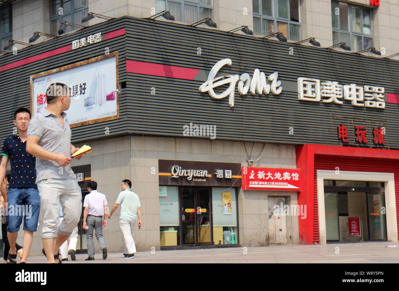 ---- Fußgänger vorbei ein gome Home Appliance store in Chongqing, China, 14. August 2014. Chinesische Haushaltsgeräte und Elektronik Händler Gome Stockfoto