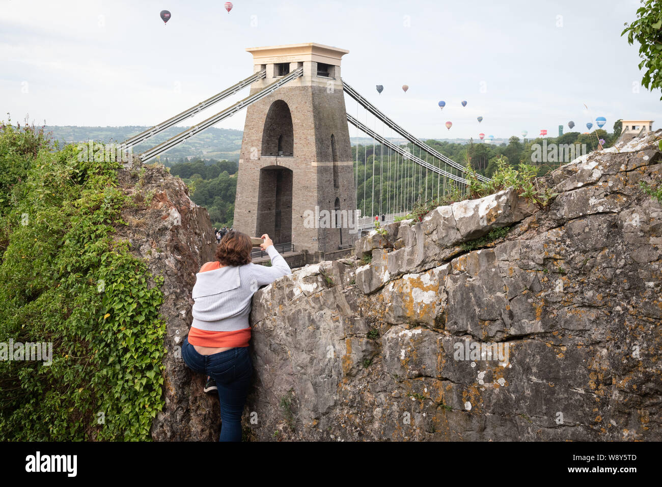 Clifton Down, Bristol, UK. 8. August 2019. In diesem Jahr Bristol Balloon Fiesta beginnt mit einem spektakulären am frühen Morgen Masse Aufstieg von der Ashton Co Stockfoto