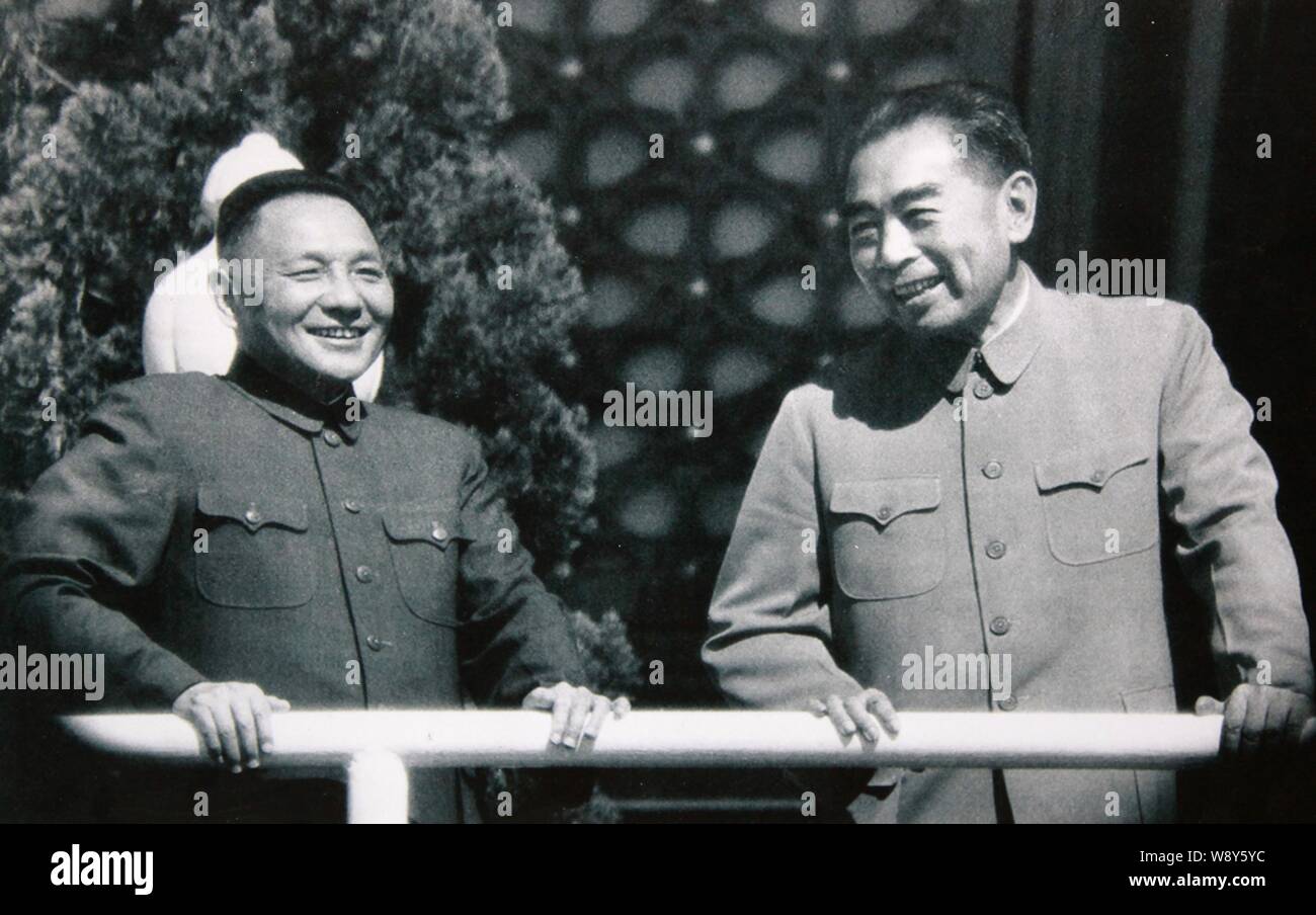 Dieses Bild zeigt ein Fotos von Zhou Enlai, rechts, erste Premier von China, und der ehemalige chinesische Staatschef Deng Xiaoping auf dem Platz des Himmlischen Podium in Stockfoto