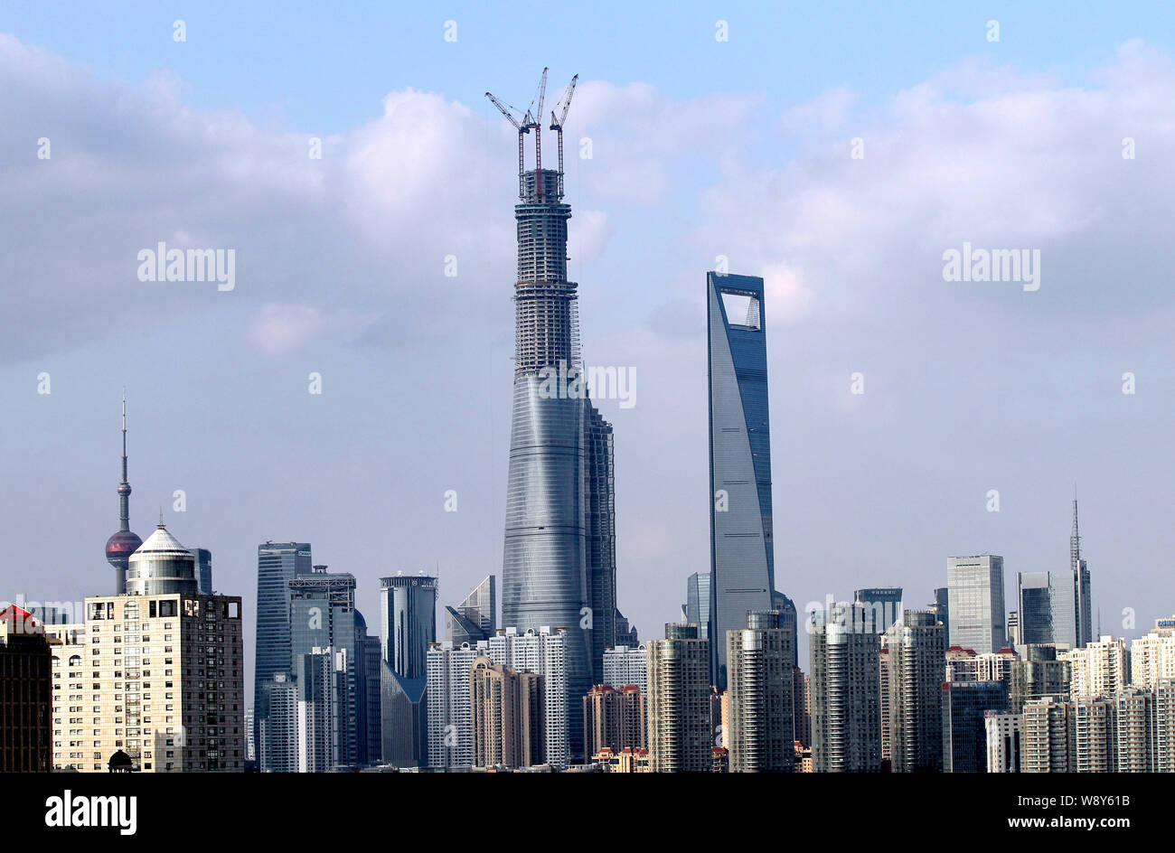 ---- Dem Shanghai Tower, Mitte, ist im Bau, neben dem Shanghai World Financial Center, rechts, und andere Wolkenkratzer und Hochhäuser bui Stockfoto