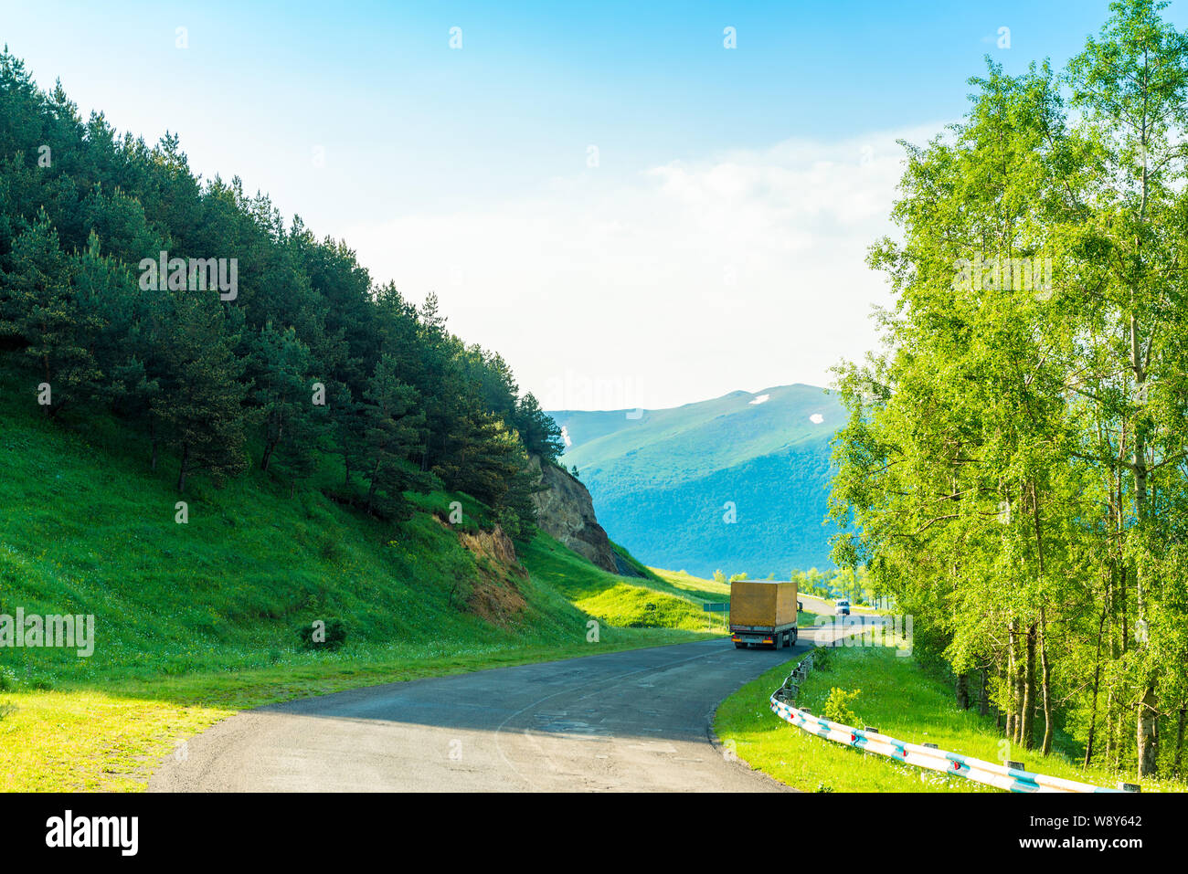 Berg Panoramastraße des Kaukasus und der Stapler mit einer Last auf den schalten Stockfoto