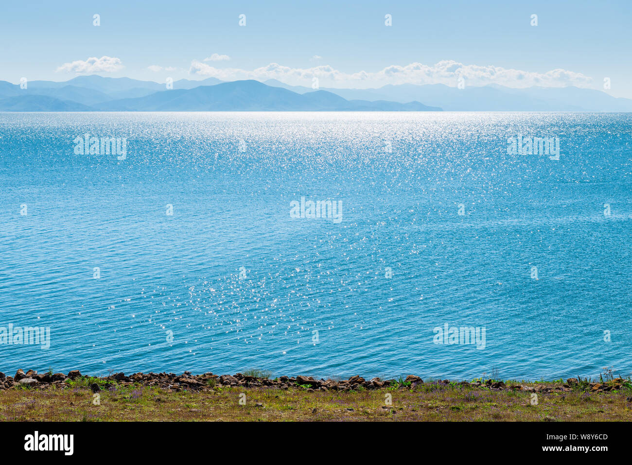 Schöne Landschaft von Armenien - Sevan See in der Sonne im Sommer Stockfoto