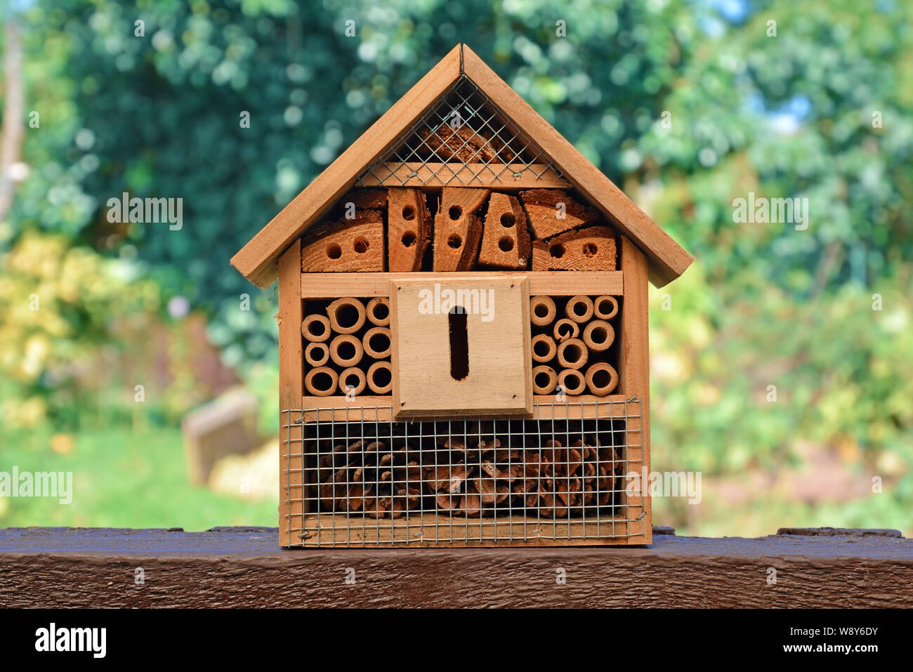Kleiner bewaldeter Insekt House Hotel in Gärten verwendet, eine Struktur erstellt, Schutz für Insekten wie Bienen, Aussterben zu verhindern. Stockfoto