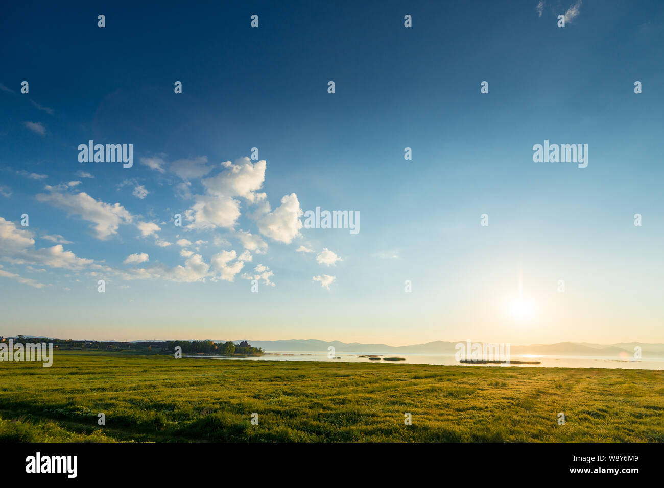 Sevan See in die Strahlen der aufgehenden Sonne, der malerischen Landschaft von Armenien natürliche Attraktion Stockfoto