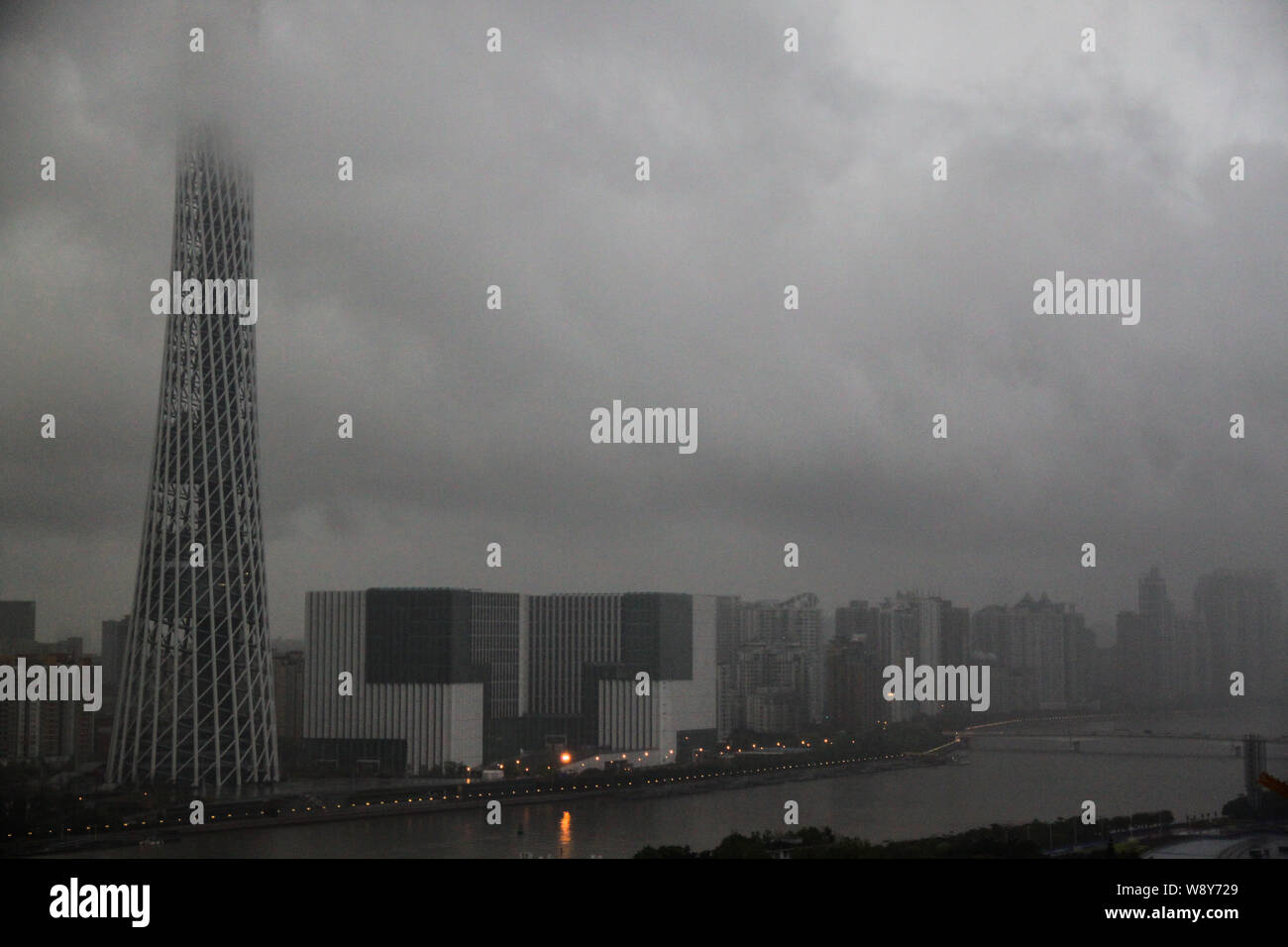 Schwere Wolken vor Unwettern Verkleidung der Kanton Tower und anderen Gebäuden in Guangzhou City, South China Guangdong Provinz, 30. März 2014. Himmel Stockfoto