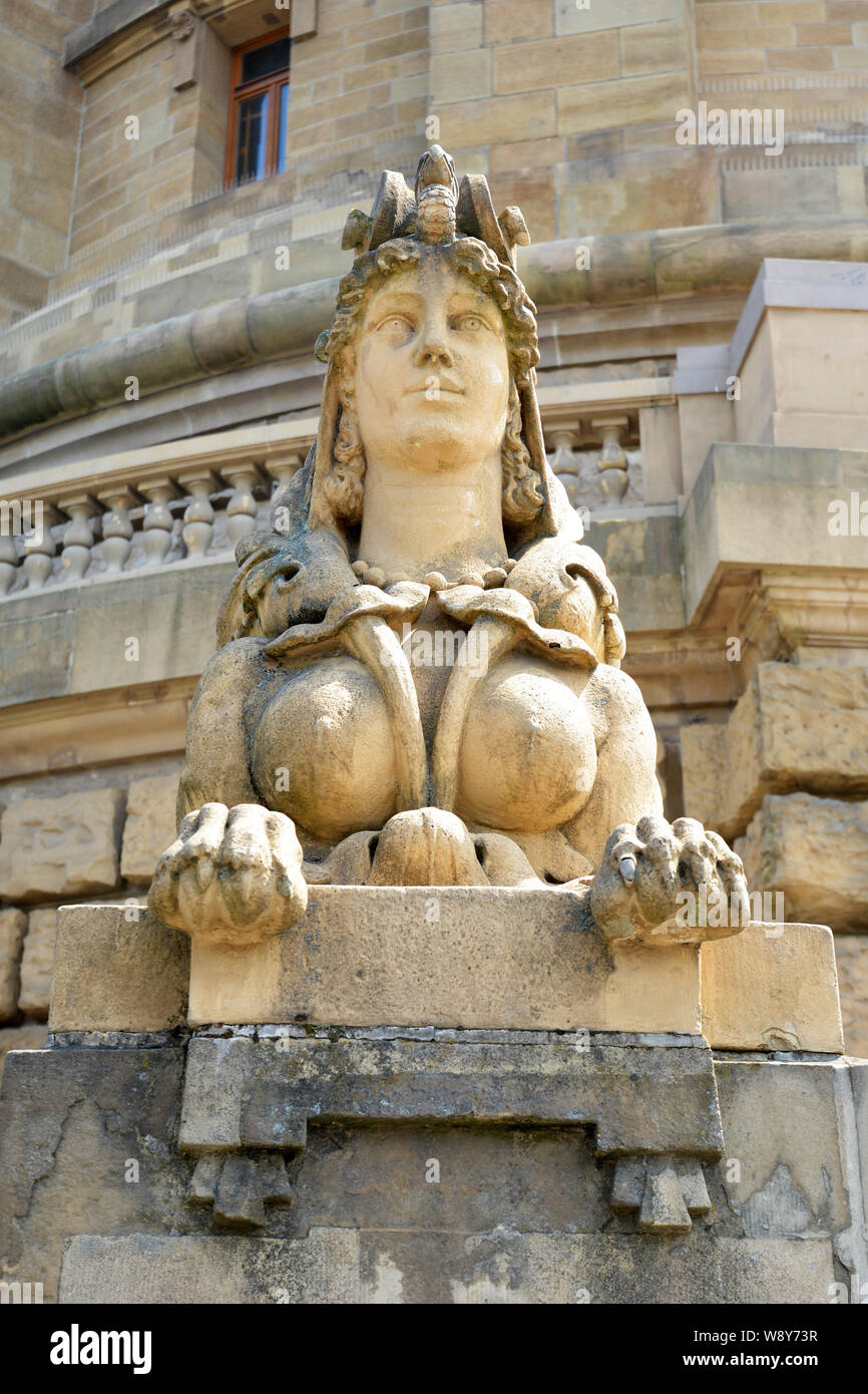 Mannheim, Deutschland - Juli 2019: Vorderansicht des griechischen weiblichen Sphinx Sandstein Skulptur am Wasser Tour namens "Wasserturm" in Mannheim. Stockfoto