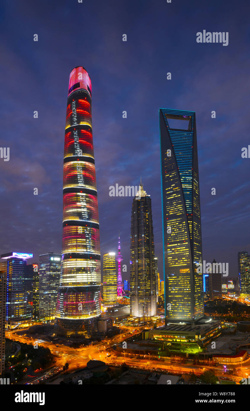 Die Shanghai Tower, Links, ist in der Nacht in der Nähe des World Financial Center, Rechts beleuchtet, und Jinmao Tower, Mitte, in den Finanzdistrikt Lujiazui Distr Stockfoto