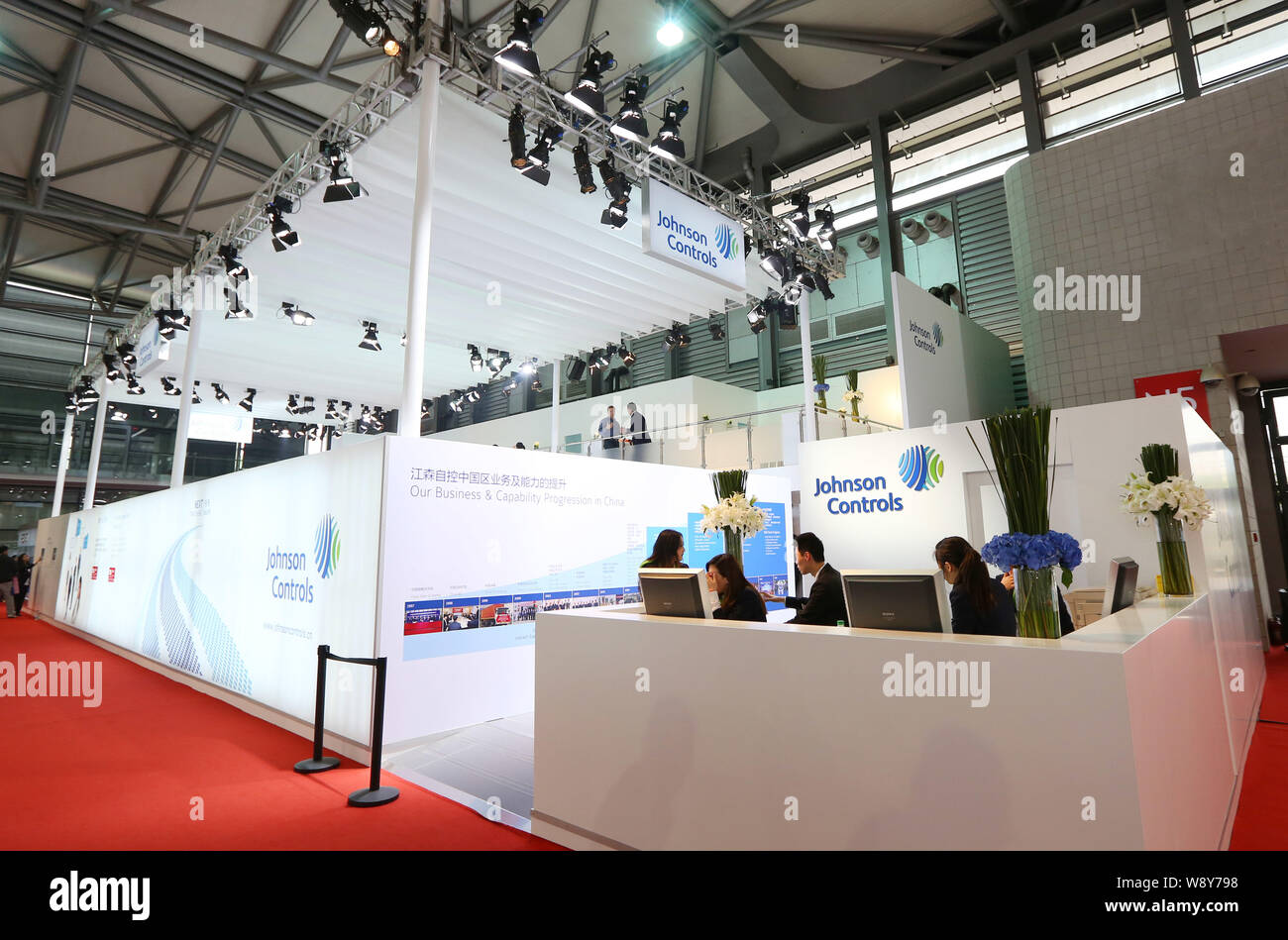 ------ Mitarbeiter sind auf dem Stand von Johnson Controls im 15. Shanghai Internationalen Automobil- Ausstellung, bekannt als Auto Shang gesehen Stockfoto