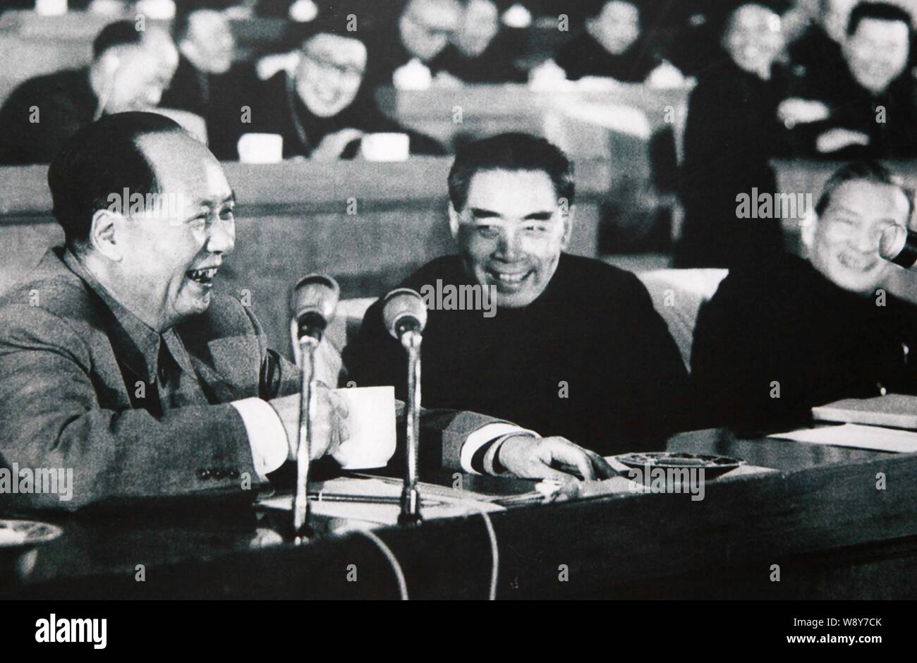 Dieses Bild zeigt ein Fotos von Mao Zedong, Links, Gründer von China, und Zhou Enlai, Mitte, erste Premier von China, Lachen bei einem Treffen in B Stockfoto