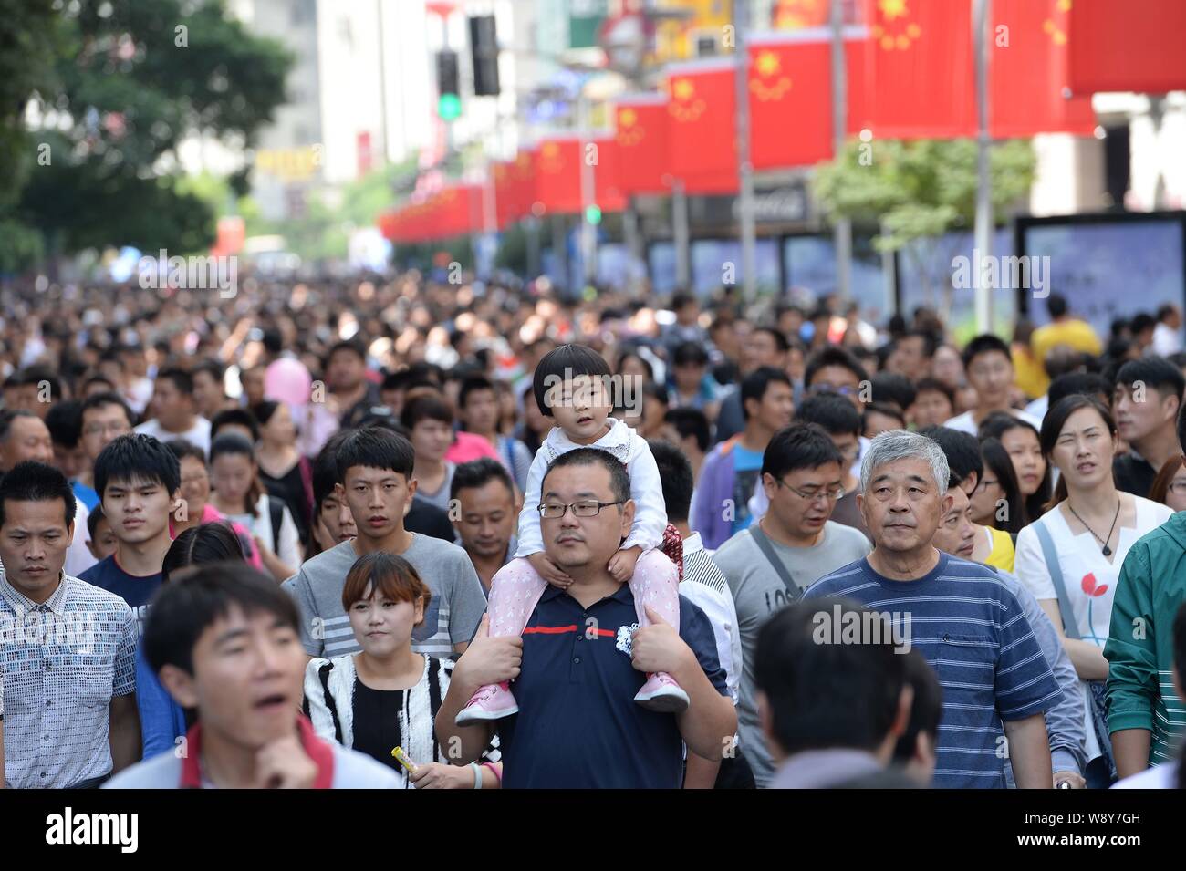 Touristen Masse die Einkaufsstraße Nanjing Road Straße auf der nationalen Tag in Shanghai, China, 1. Oktober 2014. Stockfoto