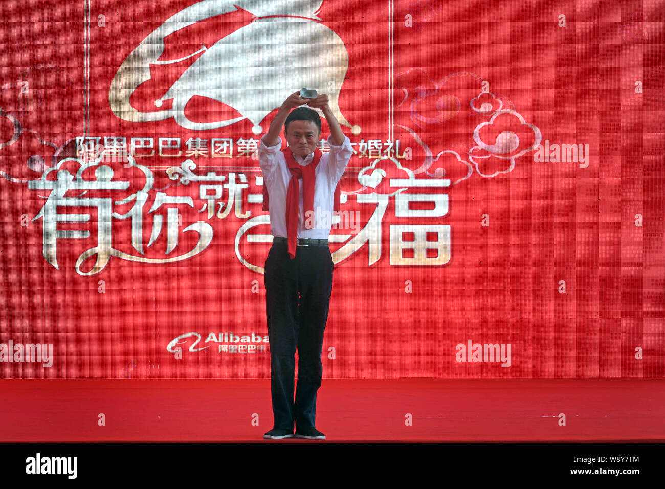 Jack Ma Yun, Vorsitzender der Alibaba Group, macht ein Trankopfer seinen Segen für die Paare während einer Hochzeit in der Zentrale der liefern Stockfoto
