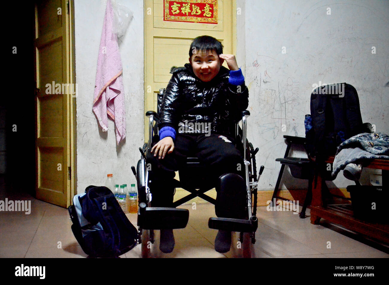 Zou Junyi, Recht, ein 9-jähriger Junge mit Muskeldystrophie sein Traum, ein Polizist in einer Geiselnahme simuliert durch Polizei und Bewohner Stockfoto