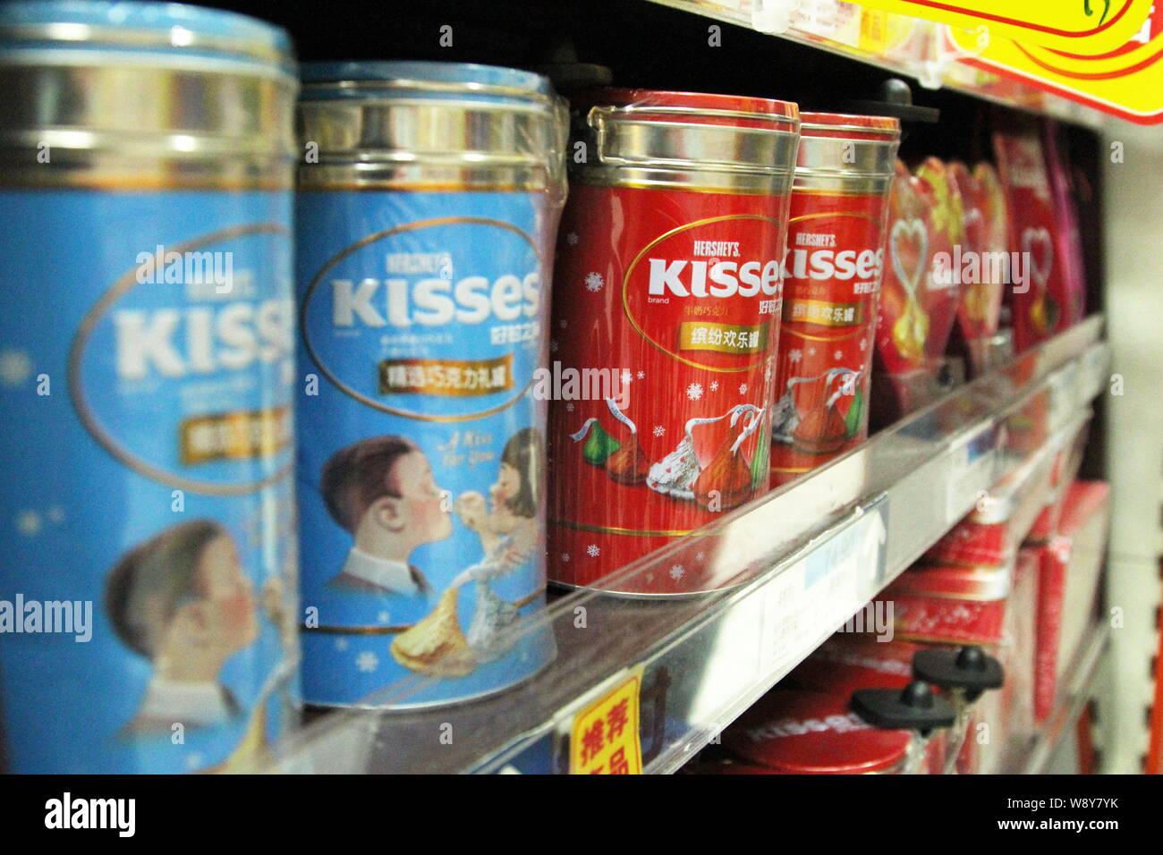 ------ Flaschen Hersheys Kisses Schokolade sind für den Verkauf in einem Supermarkt in Shanghai, China, 21. Januar 2014. Die Hershey Company, einem globalen Swe Stockfoto