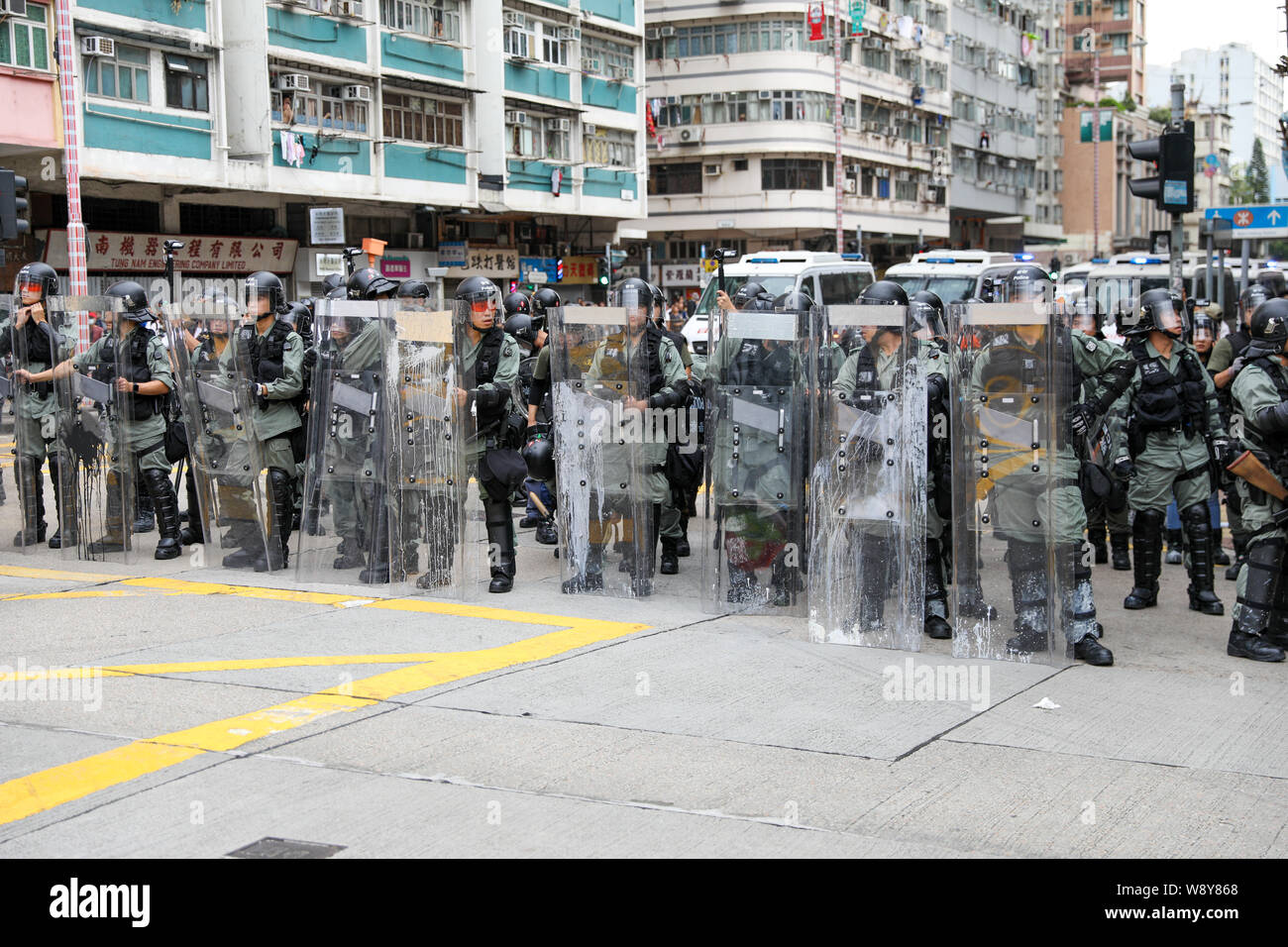 11. August 2019 Hong Kong Polizei auf einer Hauptstraße außerhalb Sham Shui Po Polizei während einer anti Auslieferung bill Protest mobilisieren Stockfoto