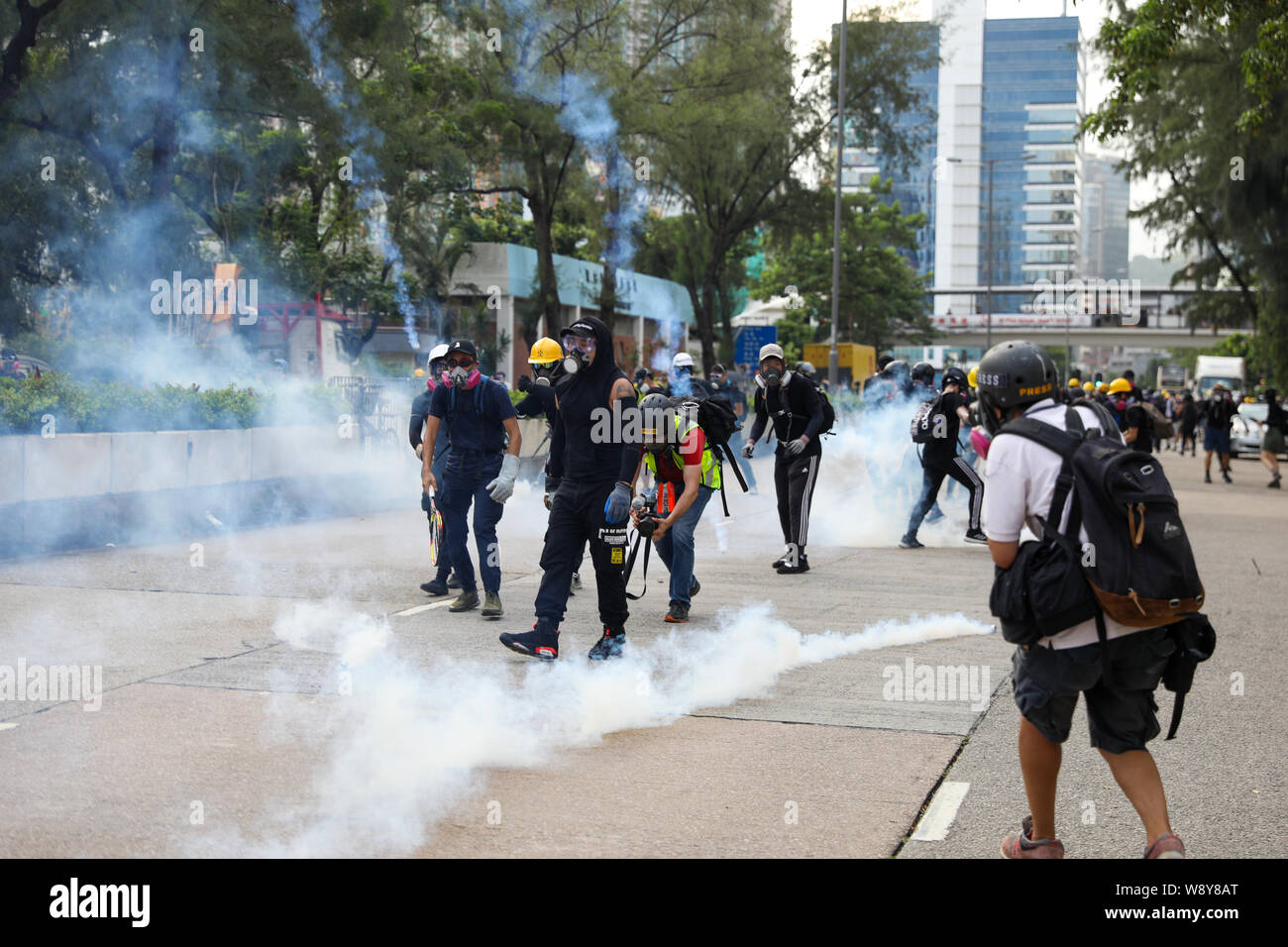 11. August 2019 Hong Kong. Polizei Feuer Umläufe von Tränengas gegen die Demonstranten auf einer Hauptstraße außerhalb Sham Shui Po Polizei während einer anti Auslieferung Wechselprotest Stockfoto