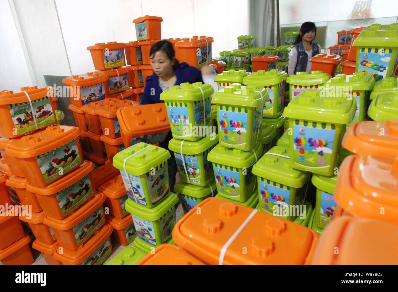 Chinesische Arbeiter Pile Up Kunststoff Spielzeug im Lager eines Spielzeugs Firma einen Einkaufsbummel der 'Singles' Day" in Xi'ao-Dorf, Stadt, Yong Qiaoxia Stockfoto