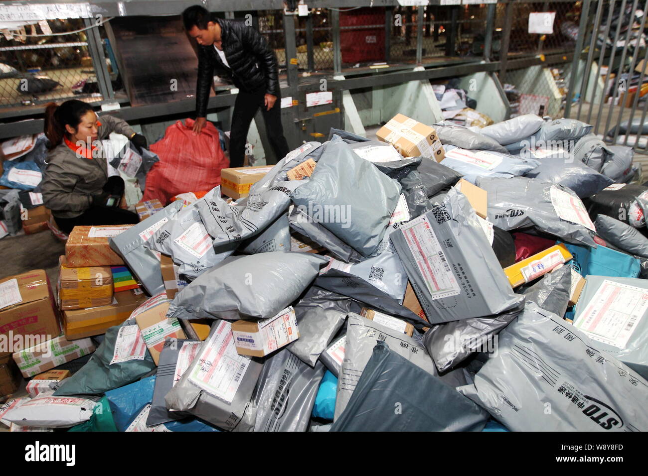 Chinesische Arbeiter sortieren Pakete, von denen die meisten aus online  einkaufen, bei einer Distribution Center von STO Express in Nantong City,  East China Jiangsu pr Stockfotografie - Alamy