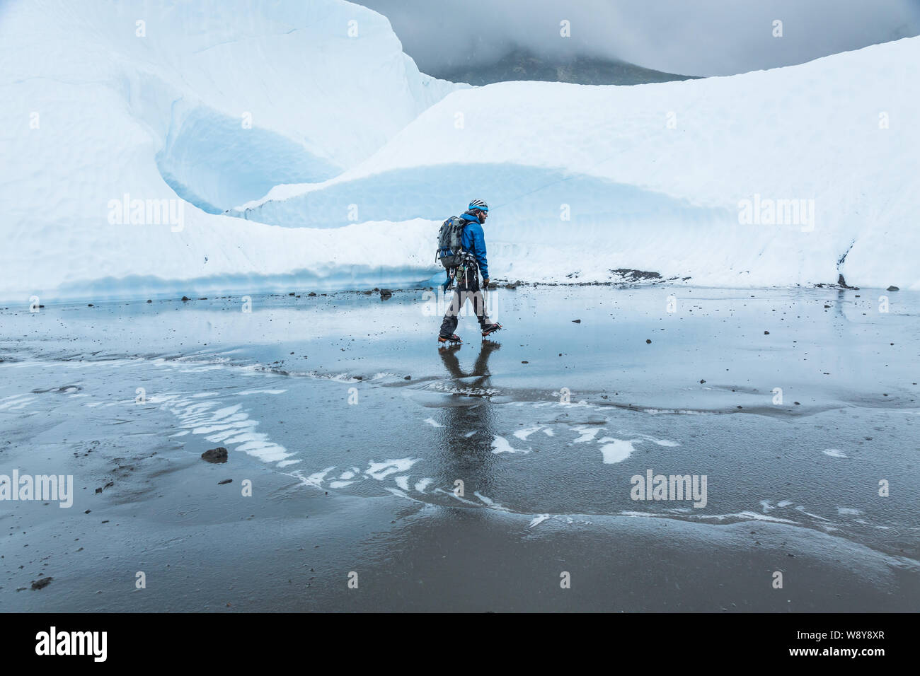 Menschen auf dem Weg durch die flache schlammigen Abschnitt des Gletschers auf der Matanuska Gletscher in Alaska. Stockfoto