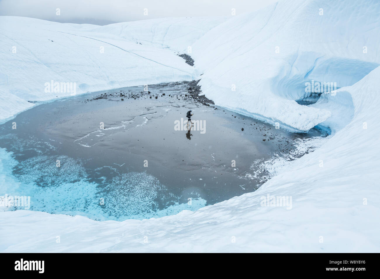 Ehemals eine massive klaren blauen Pool auf der Matanuska Gletscher, dieser Bereich ist jetzt nur seichtes Wasser und Schlamm, durchgeführt durch Schmelzen von Eis. Stockfoto