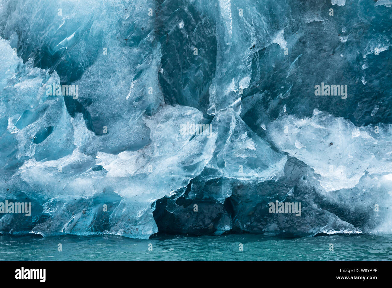 Eisberg aus der Columbia Gletscher floating im Prince William Sound von Alaska. Nahaufnahme Detail von gebrochenem Eis in Weiß und Blau. Stockfoto